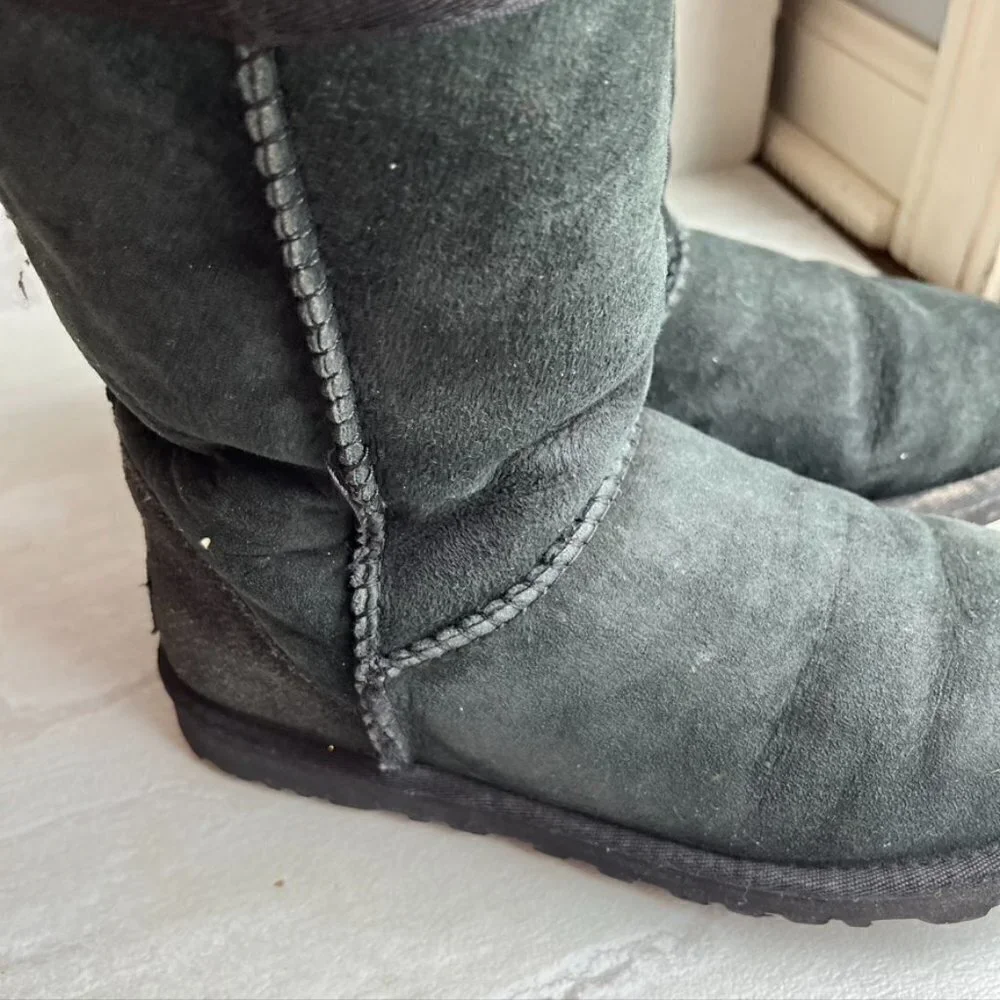** UGG Australia Classic Short Womens Size 6 Black Sheepskin Winter Boots 5825